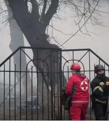 Росіяни вдарили балістичною ракетою по Одеському району, є загиблий