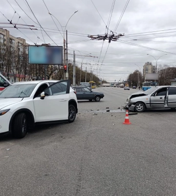 У Сумах двоє 25-річних водіїв постраждали в ДТП