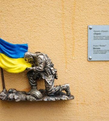 У Києві з’явилась скульптурка, присвячена воїну, який прихилив коліно перед українським прапором. Фото і подробиці