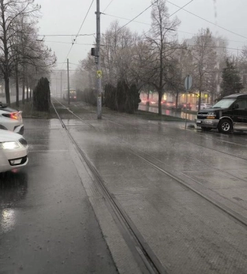 Затоплені вулиці, зламані дерева і ДТП: Дніпро накрила потужна злива