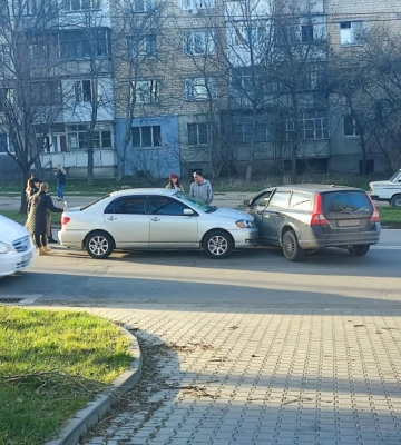 Не проскочив на Volvo: у Чернівцях на Південно-Кільцевій зіштовхнулися автівки