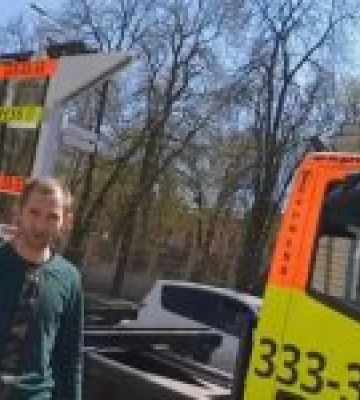 У Києві водій евакуатора порушив ПДР та з нецензурною лайкою напав на журналіста. Відео