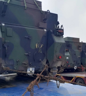 Литва передала українським військовим бронемашини  M577