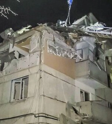 Війська РФ скинули авіабомбу на багатоповерхівку у Куп’янську, загинула жінка. ФОТОрепортаж