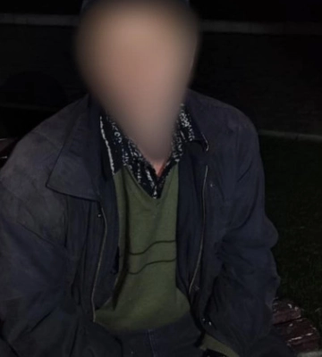 Під Києвом затримали чоловіка з арбелом, який атакував магазин