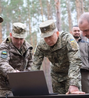 Сирський та Умєров оглянули нову українську зброю