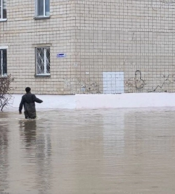 У російському Орську через повінь зупинили НПЗ