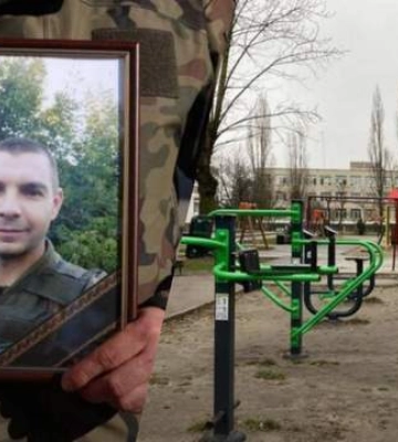 &quot;После сына нет ничего&quot;: трагическая история необычного памятника защитнику из Ровенской области