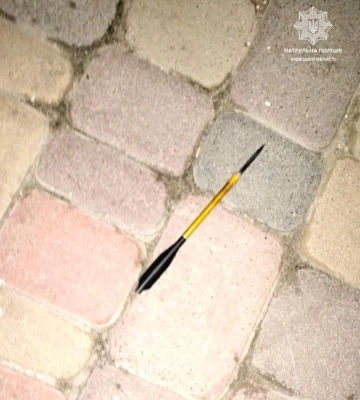 Під Києвом неадекватний чоловік з арбалетом ломився у магазин (ФОТО)