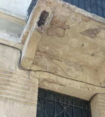 Во Львове кусок старого балкона упал на тротуар