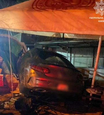 В Киеве водитель автомобиля Mercedes хотел избежать общения с патрульными и влетел в киоск
