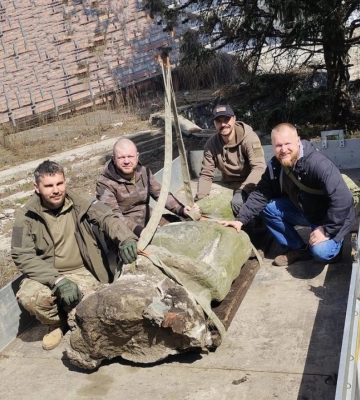 У Дніпро доставили стародавню статую кам’яної баби з Донбасу