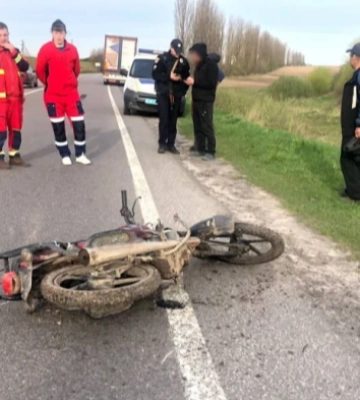 У селі на Волині мотоцикл зіткнувся з припаркованим автомобілем