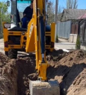У Білгороді-Дністровському старі металеві труби теплопостачання змінюють на сучасні енергоефективні