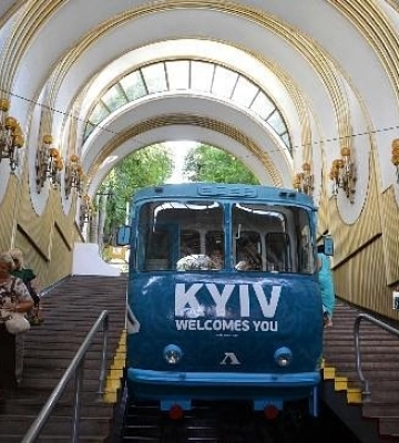 Куском стекла перерезал горло: в киевском фуникулере произошло убийство подростка