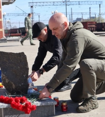 Два роки ракетному удару по вокзалу у Краматорську: у місті вшанували пам’ять жертв