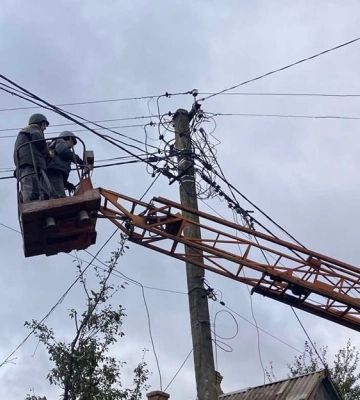 На Дніпропетровщині енергетики ДТЕК повернули світло у 13 тисяч домівок, що були знеструмлені через обстріли