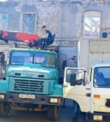 В Одесі розпочалися роботи з демонтажу частини будинку на проспекті Шевченка, пошкодженого під час атаки