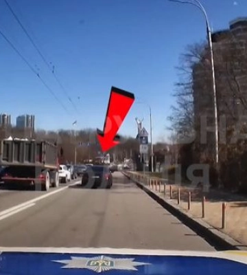 У Києві покарали водія, який вирішив скоротити шлях, проїхавши смугою громадського транспорту: відео