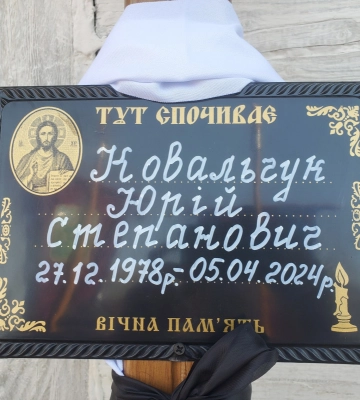 У селі на Волині мотоцикл зіткнувся з припаркованим автомобілем