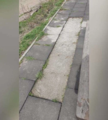 У Дніпрі вандали знову пошкодили покриття на дитячому майданчику на Мінусинській