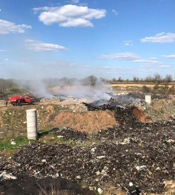 У Миколаївській громаді вогнеборці ліквідували пожежу на сміттєзвалищі