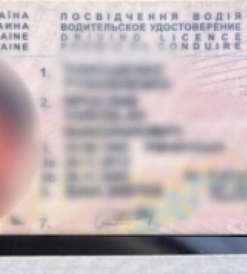 Рівненські патрульні зупинили водія з фальшивими документами