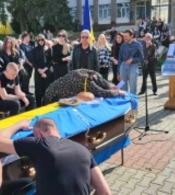 За діток, за родину, за сім’ю: в Острозі попрощалися з Олександром Кінахом