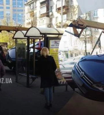 У Києві автівка – порушниця впала з евакуатора
