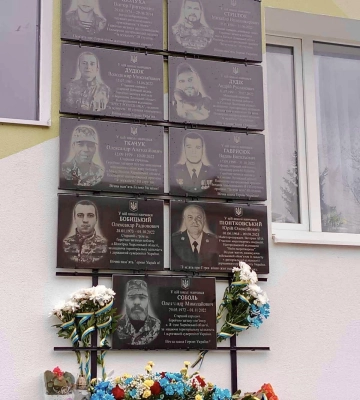 Школа втратила девʼять випускників на війні: на Волині відкрили меморіальні дошки Героям