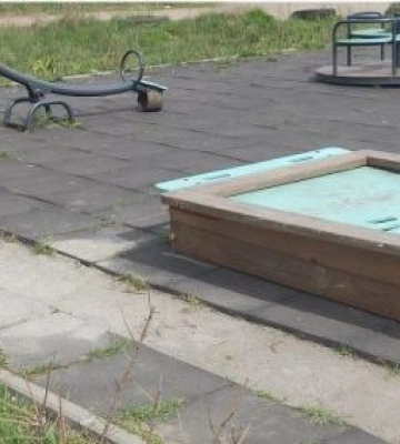 У Дніпрі невідомі вандали вкрали частину покриття на дитячому майданчику