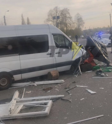 Водій заснув за кермом: біля Луцька авто врізалося в блокпост