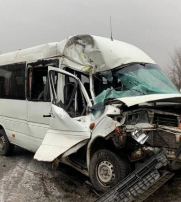 Вблизи Луцка микроавтобус врезался в блокпост: есть пострадавшие