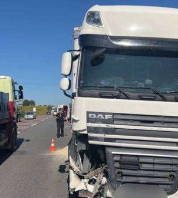 На Волині мотоцикл врізався у вантажівку, постраждав водій двоколісного