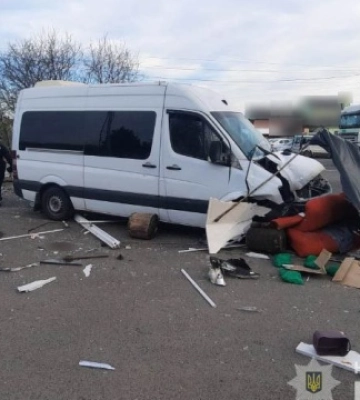 На Волині автомобіль врізався у блокпост, є постраждалі