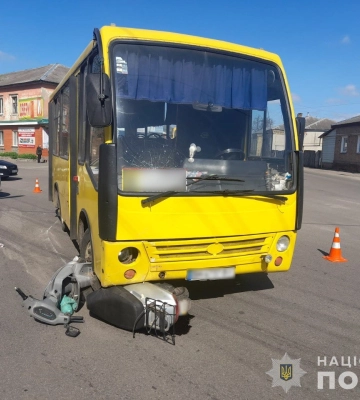 У Конотопі скутерист потрапив під колеса автобуса