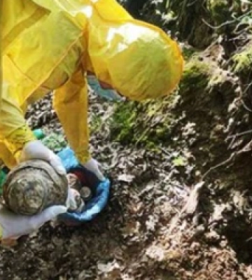 У лісосмузі Львова під час прогулянки чоловік виявив 20 кг ртуті (ФОТО)