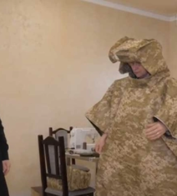 На Волині волонтери шиють плащі-невидимки для військових (відео)
