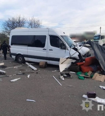 Поблизу Луцька мікроавтобус врізався у блокпост: є постраждалі