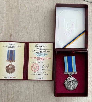 Боровся з ворогом і словом, і зброєю: дружині молодого Героя з Волині вручили його посмертну нагороду. Фото