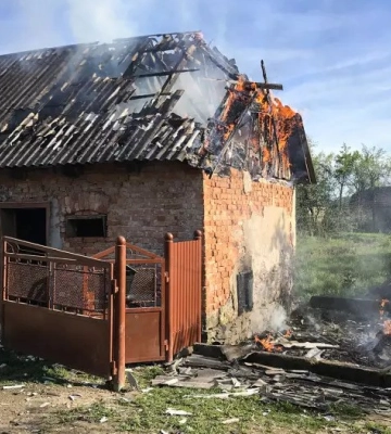 На Хустщині рятувальники гасили пожежу в надвірній споруді