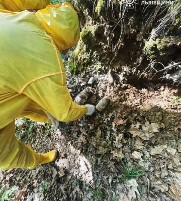 У Львові рятувальники знайшли в лісопосадці 20 кг ртуті