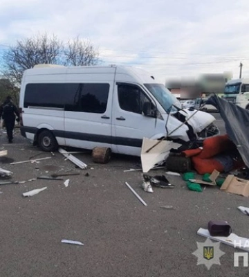 Вблизи Луцка автомобиль врезался в блокпост: трое травмированных
