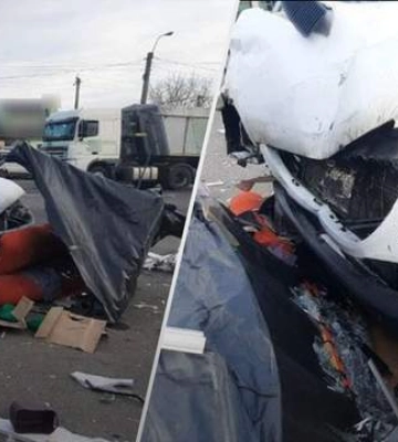 Возле Луцка бус влетел в блокпост: есть пострадавшие