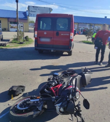 В Луцькому районі бус влетів у блокпост, травмувалися троє людей