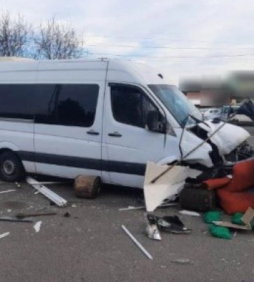 У селі під Луцьком бус врізався у блокпост: в якому стані госпіталізували постраждалих у ДТП