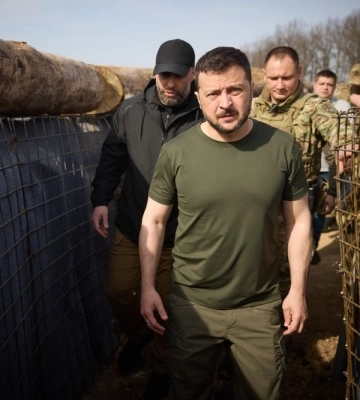 Президент осмотрел, как проходит строительство фортификаций на Харьковщине