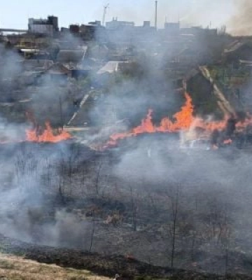 В центре оккупированного Мелитополя бушует масштабный пожар 