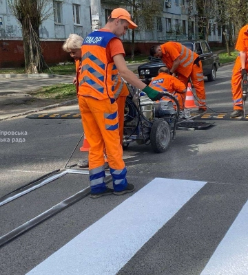 Задля безпеки пішоходів. У Дніпрі розпочались сезонні роботи з нанесення «зебри» та встановлення «лежачих поліцейських»
