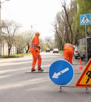 Розмітка, знаки та «лежачі поліцейські»: у Дніпрі оновлюють засоби заспокоєння руху